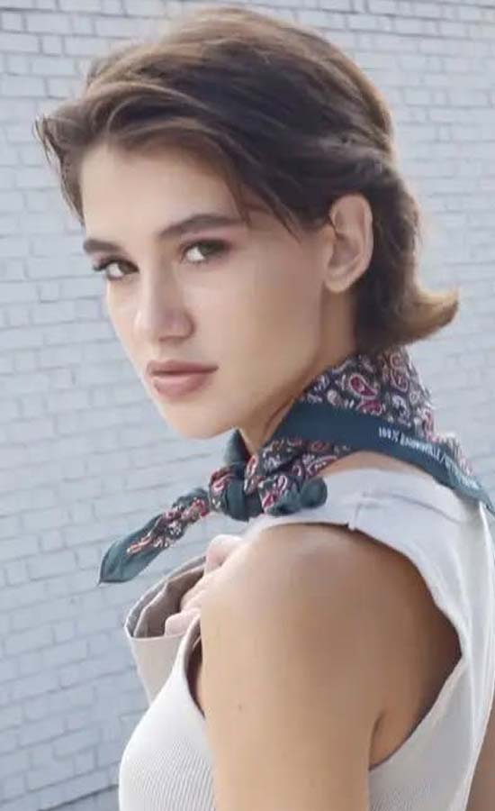 Julia Janeiro<br /><span class="model-data-overview">EU 177cm | US 5’9.5”</span>